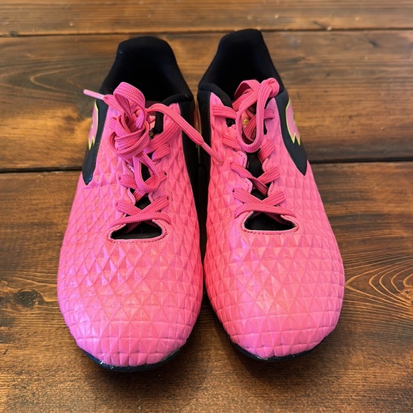 Girls soccer cleats - Picture 2 of 4